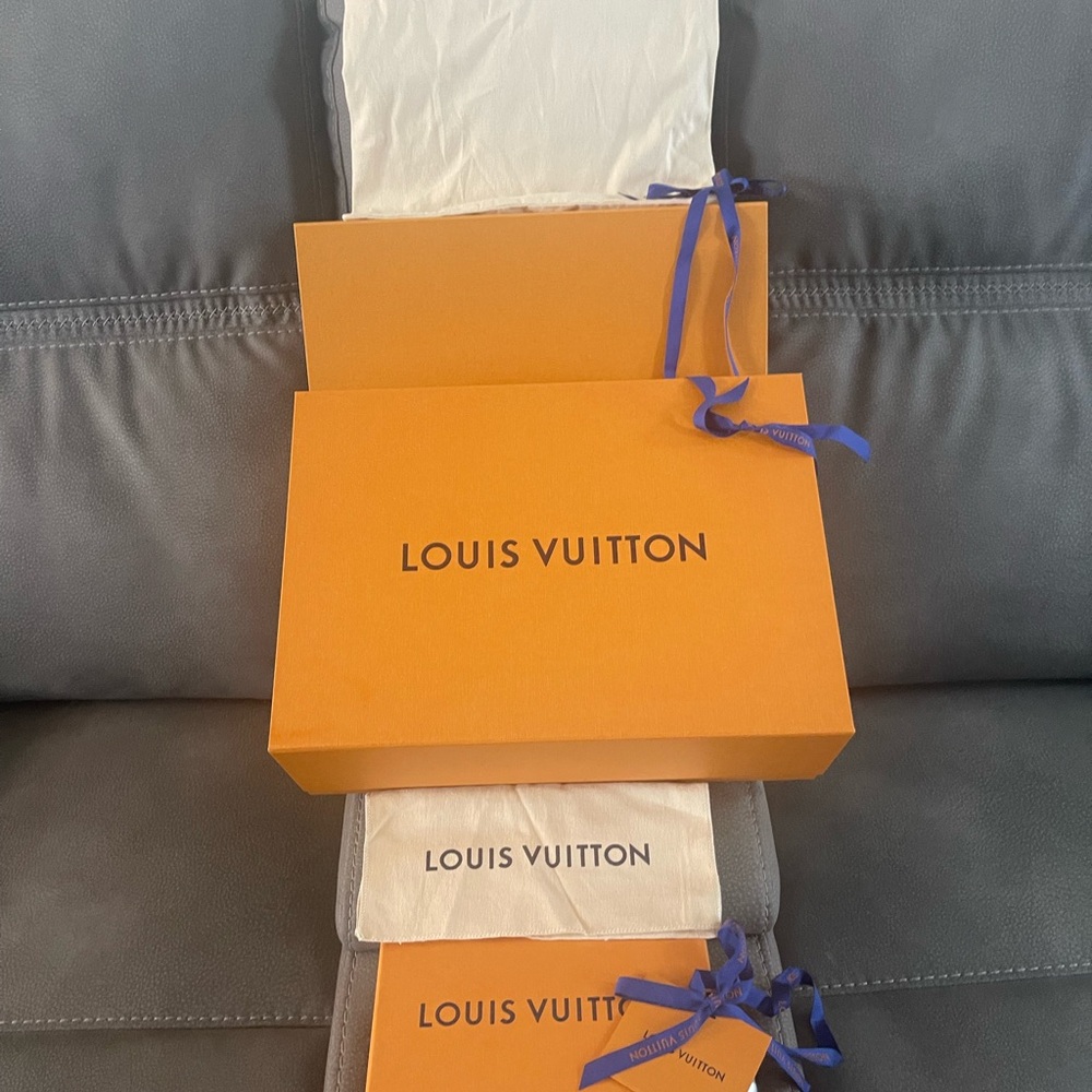 EMPTY Louis town boxes with dusters and Card